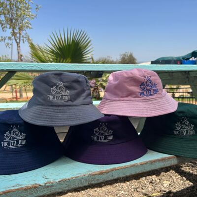 כובע של חוות קרן אור