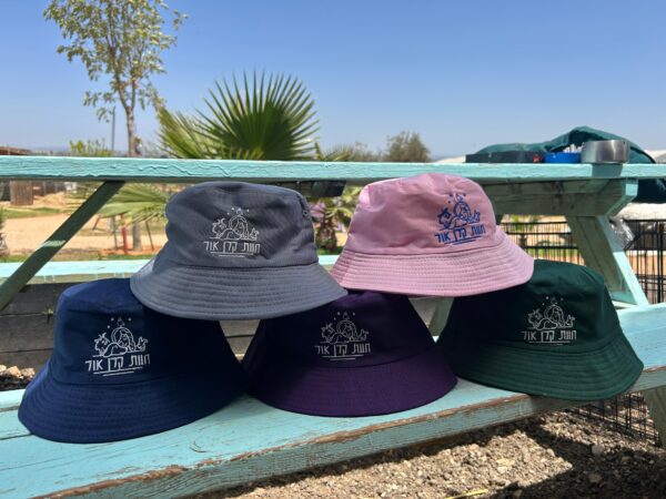 כובע של חוות קרן אור
