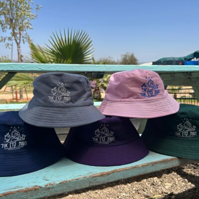 כובע של חוות קרן אור