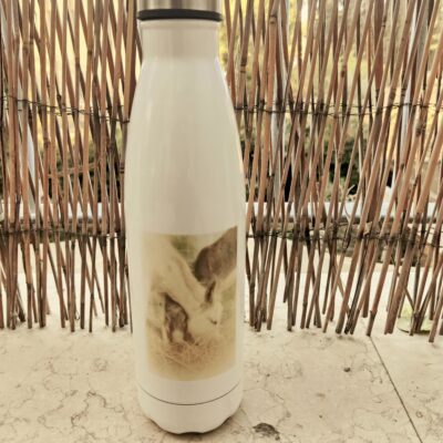 בקבוק תרמי בנפח של 500 מ”ל עם איור של אנג'לה האתון ולוגו של חוות קרן אור