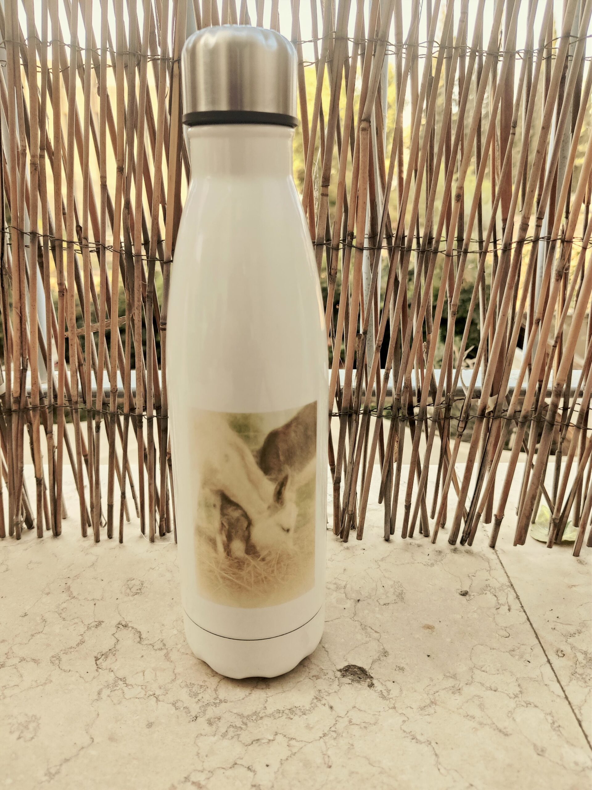 בקבוק תרמי בנפח של 500 מ”ל עם איור של אנג'לה האתון ולוגו של חוות קרן אור