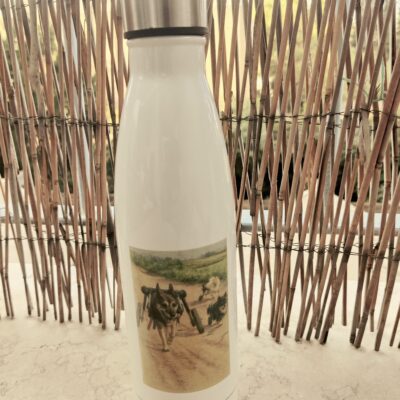 בקבוק תרמי בנפח של 500 מ”ל עם איור של לוקי, מיני, ולואי הכלבים ולוגו של חוות קרן אור